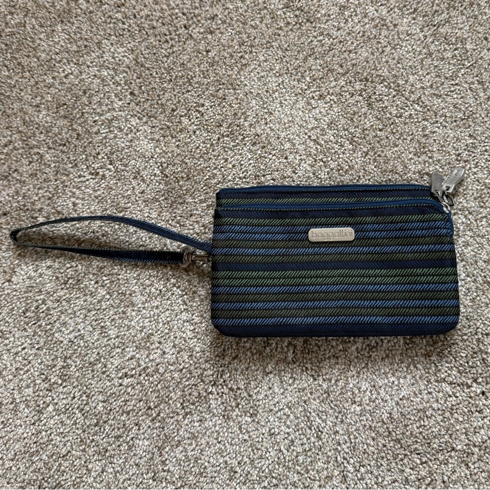 Baggallini wristlet wallet